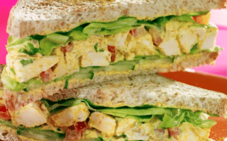 sandwich : légumes sautés, poulet et fêta