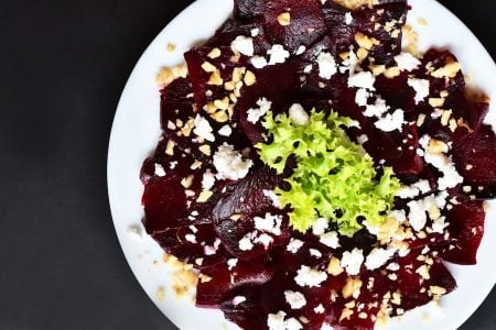 Carpaccio de betterave cuite au chèvre frais et graines de grenade