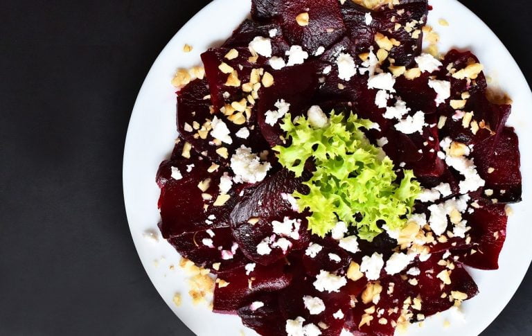 Carpaccio de betterave cuite au chèvre frais et graines de grenade