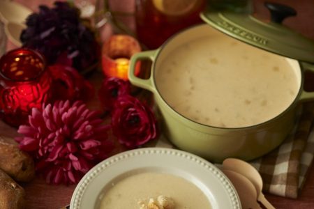 Crème Dubarry (velouté de chou-fleur) parsemé de jambon fumé et de noisettes concassées