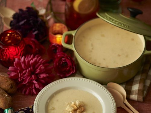 Creme Dubarry veloute de chou fleur parseme de jambon fume et de noisettes concassees