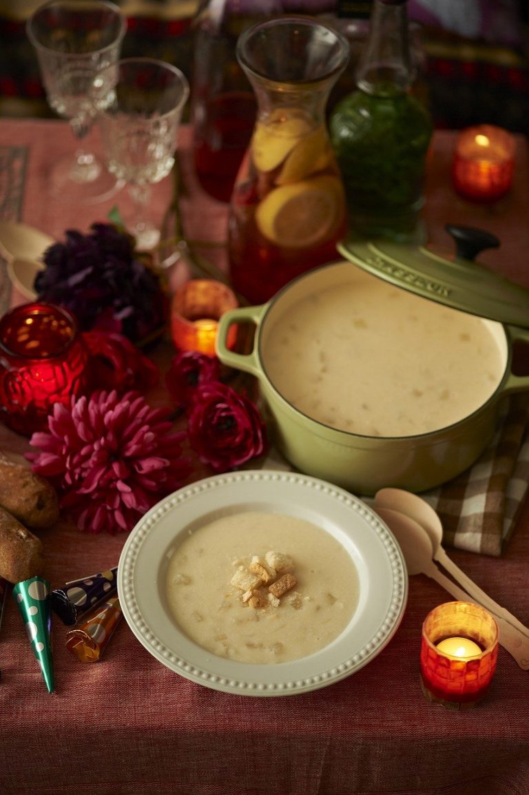 Crème Dubarry (velouté de chou-fleur) parsemé de jambon fumé et de noisettes concassées