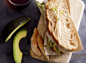 Sandwich à l’avocat et au poulet