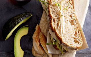 Sandwich à l’avocat et au poulet