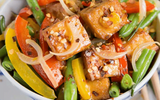 Wok de tofu et légumes